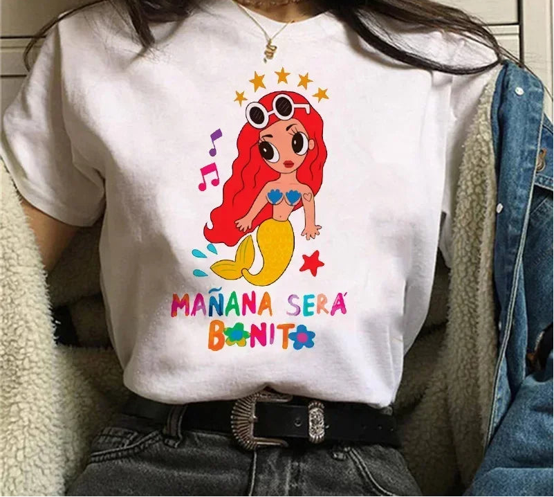 Person wearing a white t-shirt with a mermaid graphic and text in Spanish.
